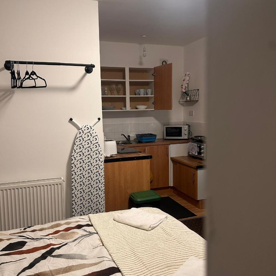 Appartement Bv Charming Studio With Free Private Parking, 10 Minutes From Town Centre à Huddersfield Extérieur photo